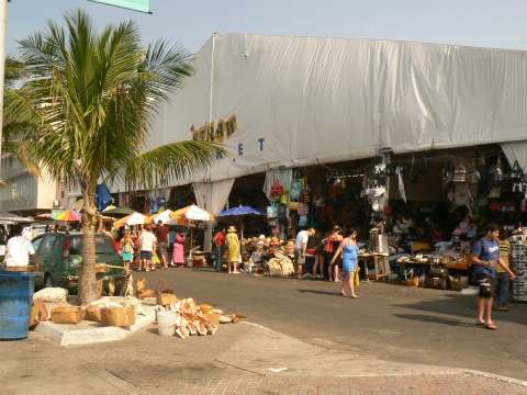 Le super marché à souvenir devant la gare maritime