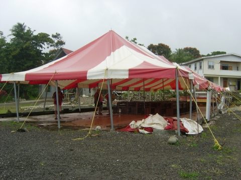 En attendant que l'église soit reconstruite on protège le matèriel de la pluie