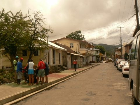 La rue principale et  copains qui achètent le poisson