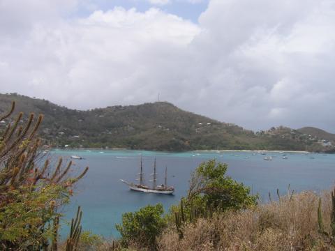 Un trois mâts au mouillage à Béquia