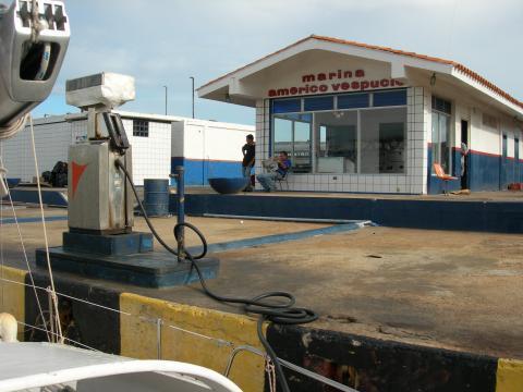 La station d'essence de Bahia Marina.