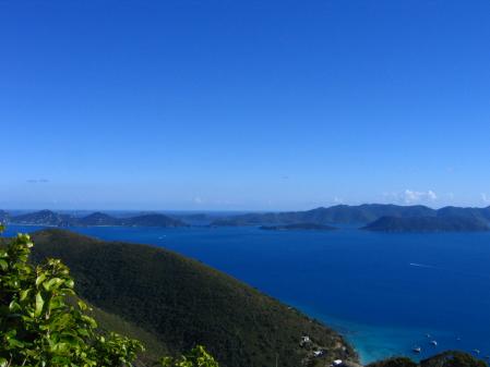 Vue sur les les Vierges depuis les hauteurs de l'le de Jost Van Dyke.