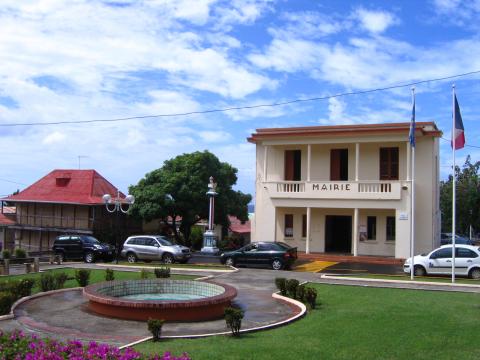La mairie de Pointe Noire et sa colonne leve en 1889 pour le centenaire de la rvolution