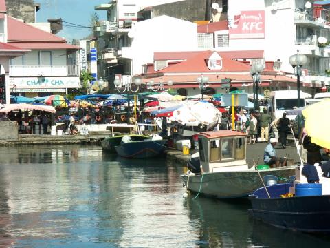 Le port de pche prs du march.