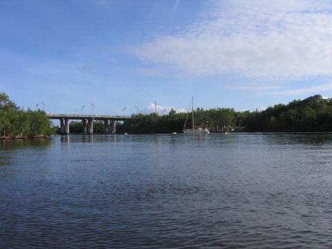 Mouillage d'attente d'ouverture du pont dans la Rivire Sale