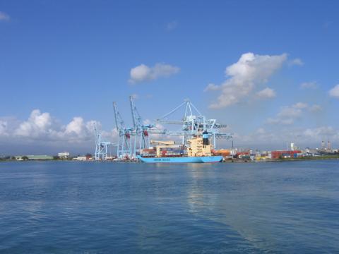 Passage devant le port de commerce de Pointe  Pitre.