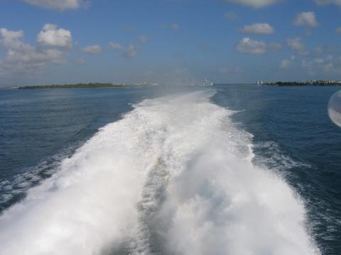 Le sillage du courrier qui relie Pointe  Pitre  Marie Galante.