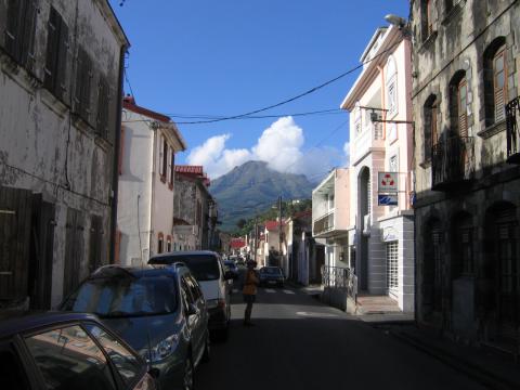 une rue de st Pierre. Au fond la montagne pele.