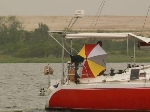 Monsieur Nono, en bon marin,  s'abrite derrière son parapluie
