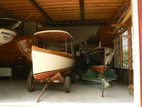 .........qui restaure des bateaux anciens.