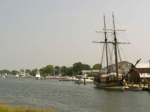 Une reproduction d'un bateau guerrier d'époque.